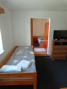 เตียงในห้องที่ Ubytovanie Hrabiny