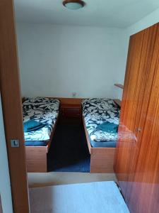 Cette petite chambre comprend 2 lits. dans l'établissement Ubytovanie Hrabiny, à Sučany