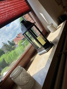 vista su una finestra con lampada e vaso di Ruhiges großes Ferienzimmer - Ferienwohnung in der Nähe von Hamburg a Horst