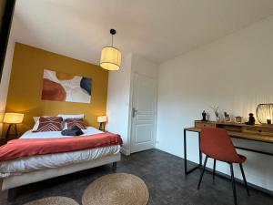 a bedroom with a bed and a desk with a chair at Terracotta - 5 pers - hyper centre - Rêve au Mans in Le Mans