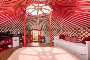 yurta con cama y techo rojo grande en Casa Rural Alba Montis, en Güéjar-Sierra