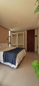 a bedroom with a large bed in a room at Loft Vila Murici in Flecheiras