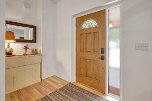 un couloir avec une porte en bois et une fenêtre dans l'établissement Peaceful Naples Retreat Pool and Spa Haven, à Naples