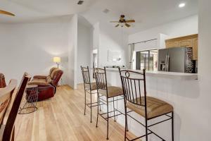 Il comprend une cuisine et un salon avec des chaises et une table. dans l'établissement Peaceful Naples Retreat Pool and Spa Haven, à Naples
