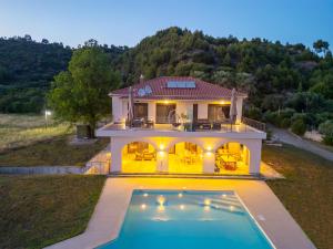 uma vista aérea de uma casa com piscina em Antinea Olympian Villa em Archea Pissa