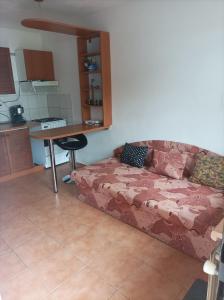 ein Sofa im Wohnzimmer mit einem Tisch in der Unterkunft Ubytovanie Hrabiny in Sučany