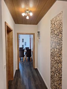 a hallway with a dining room in a house at Wohlfühlen am Waldrand in Thurmansbang