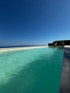 uma vista para o oceano a partir de uma piscina em Thermyes Villas 3 em Kythnos