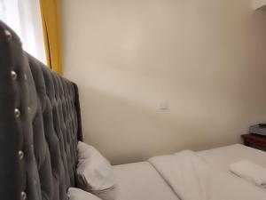 Soft Life Crib in Kinoo with Wifi & Netflix客房内的一张或多张床位