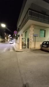 un'auto parcheggiata di fronte a un edificio di notte di la casa della nonna 39 a Noicattaro