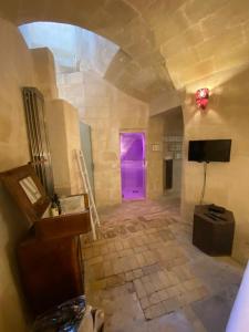 a hallway with a purple door in a room at Maison d'Ax in Matera