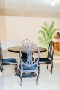 una sala da pranzo con un tavolo e due sedie di Playa Alta Hostal a Santa Marta