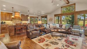 sala de estar amplia con sofás y cocina en Caldera Cabin 6, en Sunriver