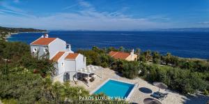 una vista aérea de una casa con piscina en Blue Horizon en Gaios
