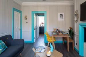 Dream Stays Bath - Kingsmead Street في باث: غرفة معيشة مع أريكة وطاولة