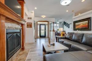 Гостиная зона в Junction City Home with Hot Tub - Near Milford Lake!