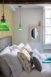 Un dormitorio con una cama con almohadas y un espejo. en Dream Stays Bath - Kingsmead Street, en Bath