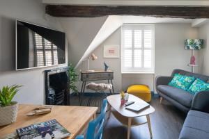 a living room with a couch and a table at Dream Stays Bath - Kingsmead Street in Bath