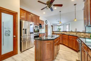 Кухня или мини-кухня в Junction City Home with Hot Tub - Near Milford Lake!
