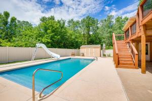Бассейн в Junction City Home with Hot Tub - Near Milford Lake! или поблизости