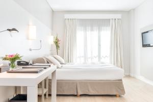 Cama ou camas em um quarto em Loi Suites Recoleta Hotel