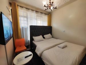 Soft Life Crib in Kinoo with Wifi & Netflix客房内的一张或多张床位