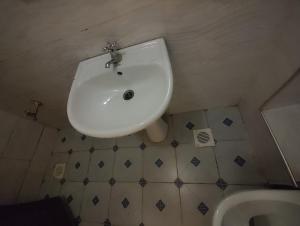 Soft Life Crib in Kinoo with Wifi & Netflix的一间浴室