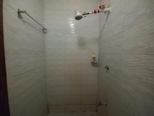 Soft Life Crib in Kinoo with Wifi & Netflix的一间浴室