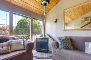 صورة لـ Auburn Cottage with Patios and Garden - 3 Mi to Town! في أوبورن