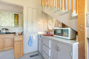 صورة لـ Auburn Cottage with Patios and Garden - 3 Mi to Town! في أوبورن +21 صورة