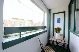 a balcony with a bench and a vase of flowers at 3 BEDROOM FLAT IN CENTRAL LONDON - REGENTS PARK / BAKER ST in London