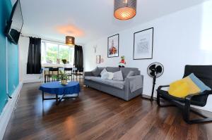 a living room with a couch and a table at 3 BEDROOM FLAT IN CENTRAL LONDON - REGENTS PARK / BAKER ST in London