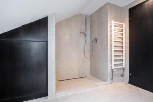 La salle de bains est pourvue d'une douche avec une échelle. dans l'établissement Chillgarden Apartments, à Trenčín