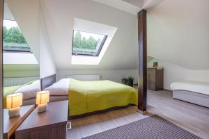 1 Schlafzimmer mit 2 Betten und 2 Fenstern in der Unterkunft Chillgarden Apartments in Trenčín