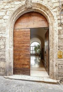 una entrada a un edificio con un arco en La tua casetta, en Ascoli Piceno