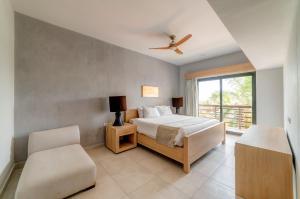 Schlafzimmer mit einem Bett und einem Fenster in der Unterkunft Aldea Thai by Mistik Vacation Rentals in Playa del Carmen