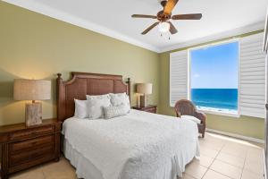 1 dormitorio con cama y ventana con vistas al océano en Spanish Key Unit 506, en Pensacola