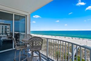 balcón con mesa y sillas y la playa en Spanish Key Unit 506, en Pensacola