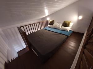 ein Zimmer mit einem Bett in der Mitte einer Treppe in der Unterkunft LocaGuyane in Matoury