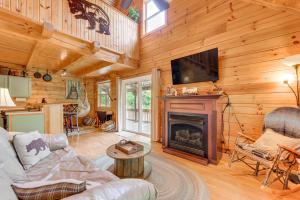 sala de estar con chimenea y TV en Smoky Mountain Log Cabin Close to Rafting!, en Hartford