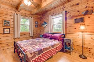 1 dormitorio con 1 cama en una cabaña de madera en Smoky Mountain Log Cabin Close to Rafting!, en Hartford