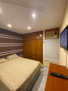 1 dormitorio con 1 cama y TV de pantalla plana en Apartamento Maracay Base Aragua en Maracay
