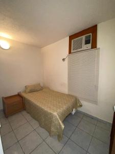 1 dormitorio con 1 cama y aire acondicionado en Apartamento Maracay Base Aragua en Maracay
