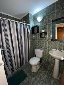 y baño con aseo y lavamanos. en Apartamento Maracay Base Aragua en Maracay
