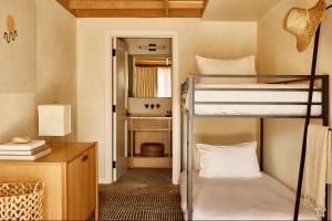 Pokój z 2 łóżkami piętrowymi i biurkiem w obiekcie Marram w mieście Montauk