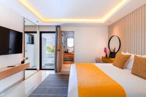 um quarto de hotel com uma cama e uma televisão em Coralia Hotel Cozumel em Cozumel