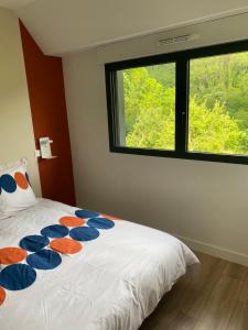 ein Schlafzimmer mit einem Bett mit einem großen Fenster in der Unterkunft La chapelle in Fervaches