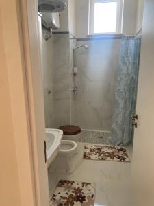 un baño con inodoro y ducha en Villa Cosmo, en Alberobello 14 fotos más