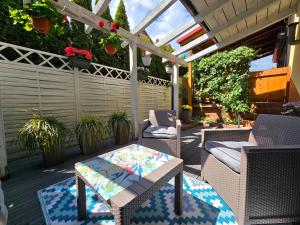 patio z krzesłami i stołem na tarasie w obiekcie Przystanek surfera w mieście Rumia +11 zdjęć