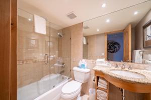 La salle de bains est pourvue de toilettes, d'un lavabo et d'une douche. dans l'établissement Lodge at Vail Condominiums, à Vail